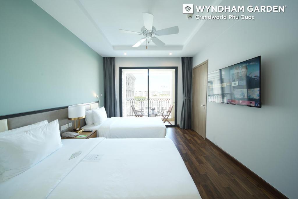 Superior Twin Room with Pool View